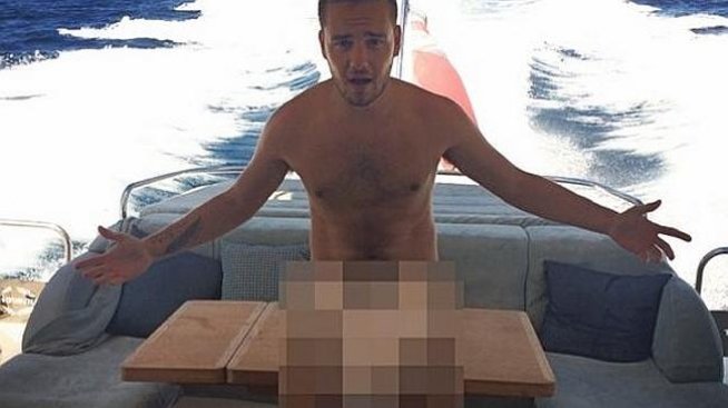 Лиъм Пейн от One Direction лъсна чисто гол в мрежата