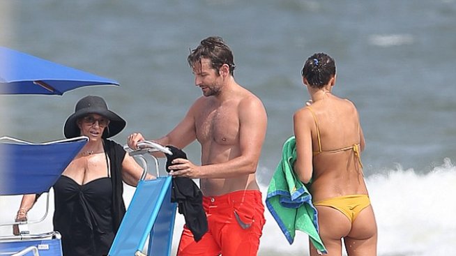 Брадли Купър взе майка си на почивка с Ирина Шейк