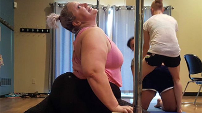 Кила в излишък около пилон, дори я харесват! (ВИДЕО)