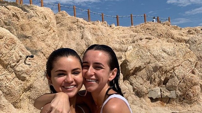 Селена Гомес по бански на моминско парти