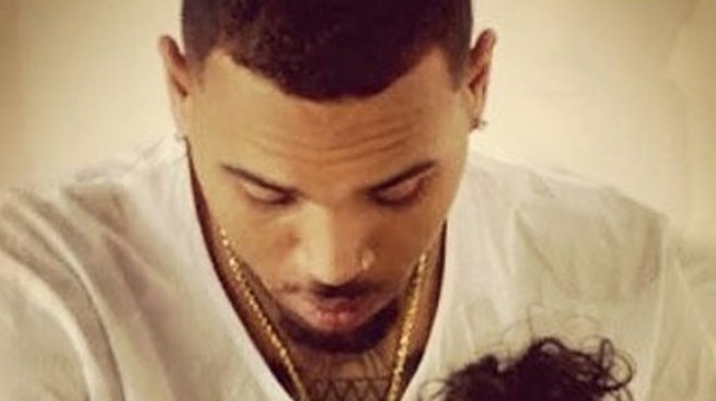 Крис Браун пак на съд, докарал астма на щерка си