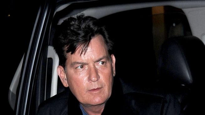 Закъсалият Чарли Шийн си продава бронираната лимузина