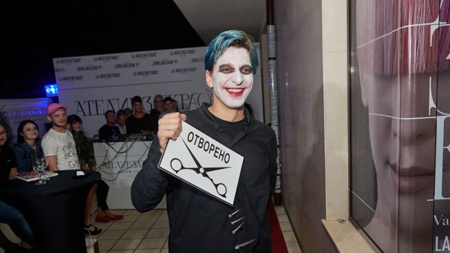 Аврам Големечков подстрига със самурайска катана и отвори салон