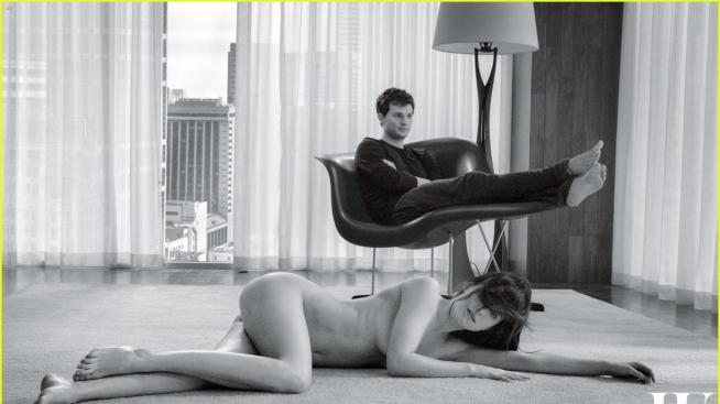 Джейми и Дакота се събличат за списание W