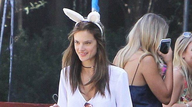 Алесандра Амброзио организира великденско парти