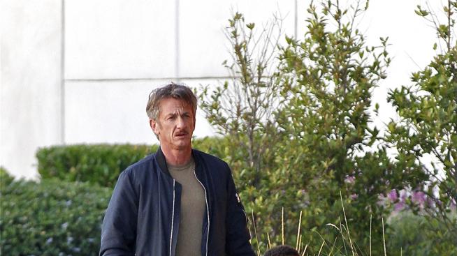 Шон Пен заведе сина на Чарлийз на кино