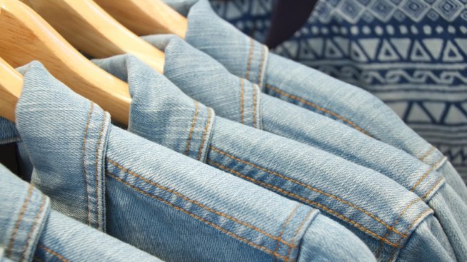 Как да носим дънкова риза?