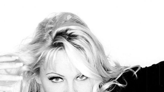 Памела Андерсън в клетка в Париж