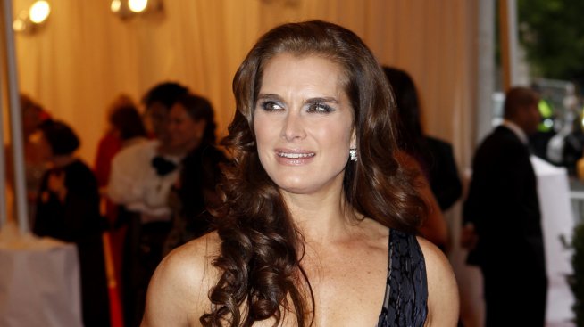 Брук Шийлдс се разходи с бастун на светско събитие