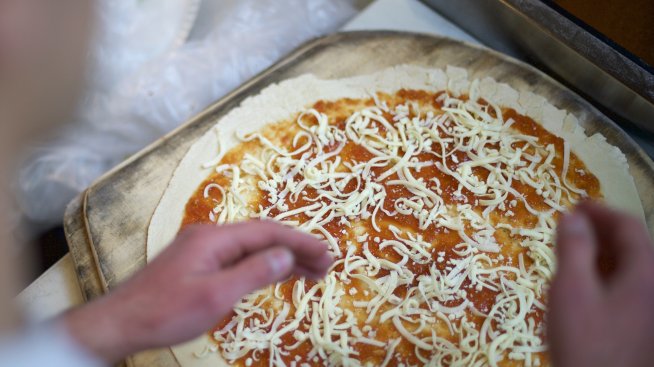 Мъжете ядат с 93% повече пица на среща с жена