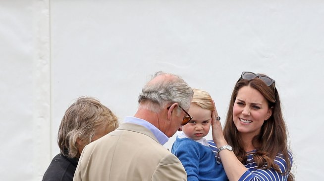 Принц Чарлз учи принц Джордж на градинарство