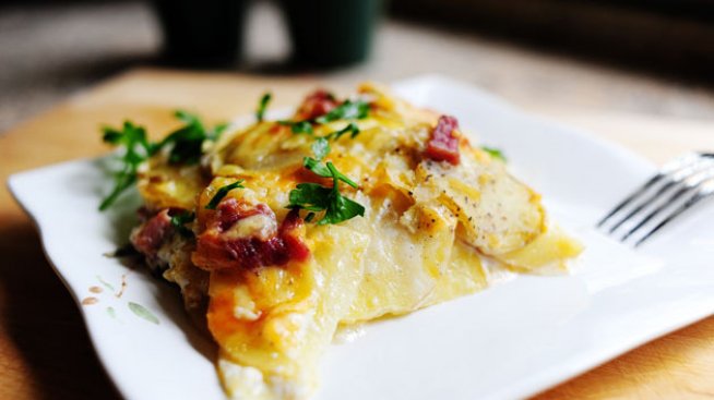 Картофен огретен с шунка и чедър