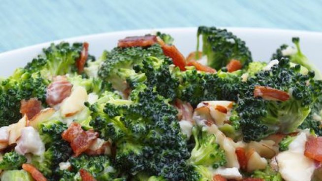 Салата с броколи, бекон и чедър