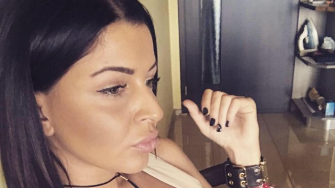 Фолкпевицата Дебора се оплака: Силиконовата й гърда се смъкнала с 10-ина см