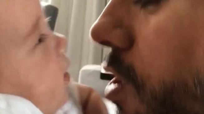 Енрике Иглесиас задуши дъщеря си Луси с целувки (ВИДЕО)