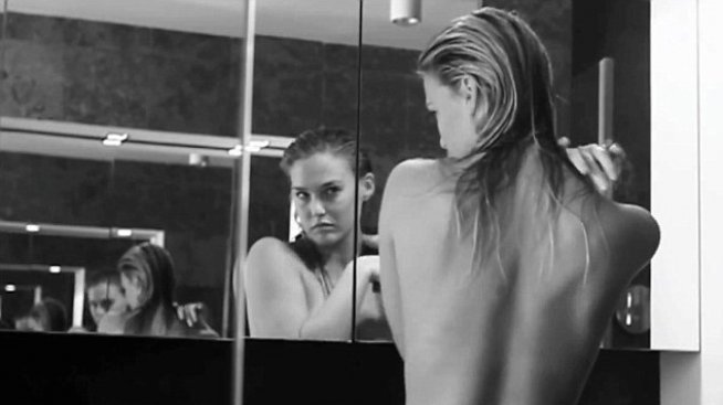 Бар Рафаели рекламира бельото си без бельо