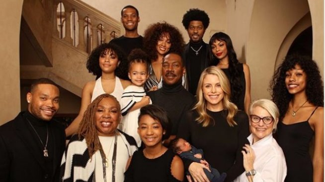 Еди Мърфи позира с всичките си 10 деца за Коледа