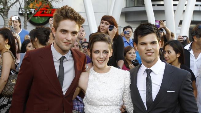 Робърт Патинсън, Кристен Стюарт и Тейлър Лотнър се потапят в бетон