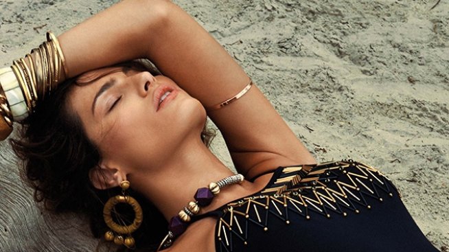 Изабели Фонтана на плажна вълна