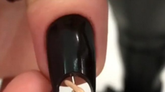 Стриптийзьорка на пилон: Маникюрът не е това, което беше