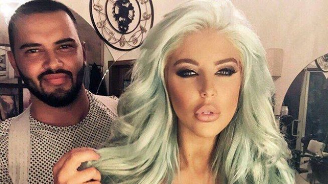 Андреа боядиса косата си в синьо