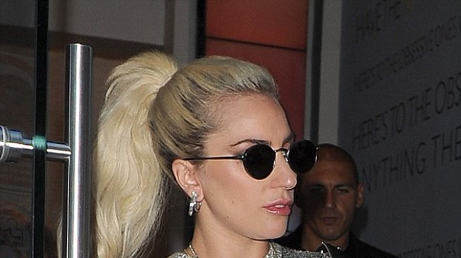 Чар или бедствие: Лейди Гага си забрави сутиена