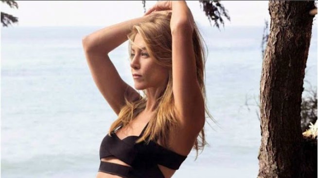 Дженифър Анистън го раздава "скромно" в испанското GQ