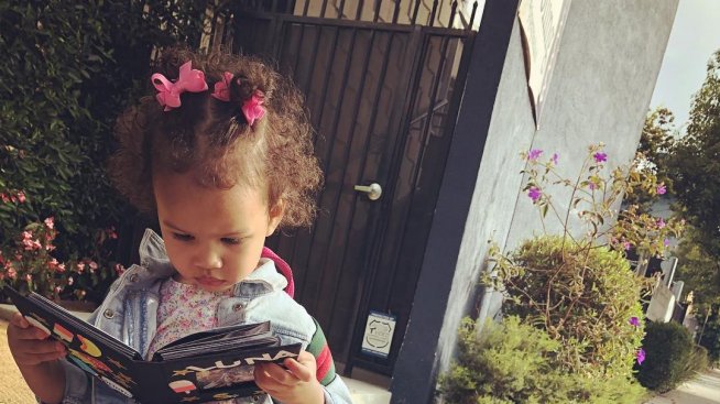 Криси Тейгън изпрати Луна на училище