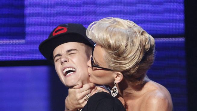 Джени Маккарти награби Джъстин Бийбър