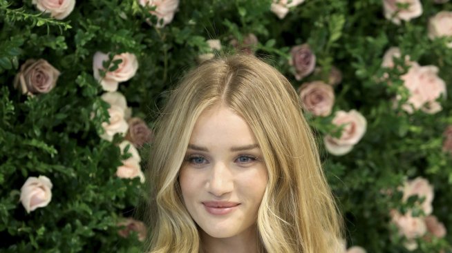 Роузи Хънтингтън-Уайтли се чувства всесилна в бельо