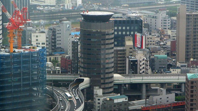 Магистралата, която минава през сграда