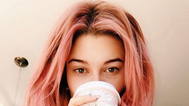 Хейли Болдуин се боядиса в розово