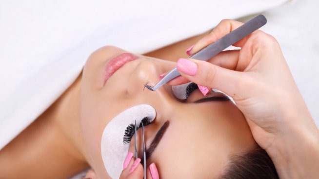 Изкуствените мигли могат да са опасни за очите ни