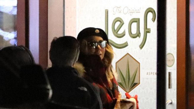 Марая Кери се запаси с трева за празниците (ВИДЕО)