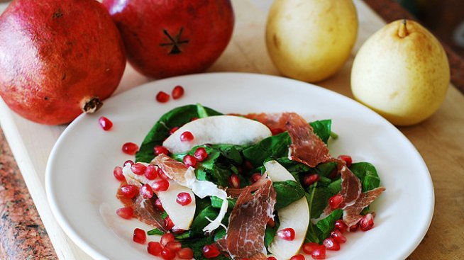 Спаначена салата с нар, круши и прошуто