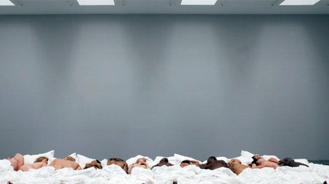 Галерия хвърли в постелята известни личности