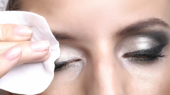 Ако почиствате лицето с мокри кърпи, следете за тези грешки