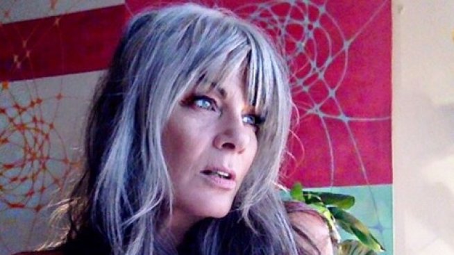 Модел се разголи, за да вдъхне увереност на възрастните дами