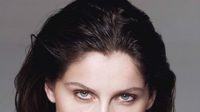 Летисия Каста демонстрира колко фаталното привлича мъжкия пол