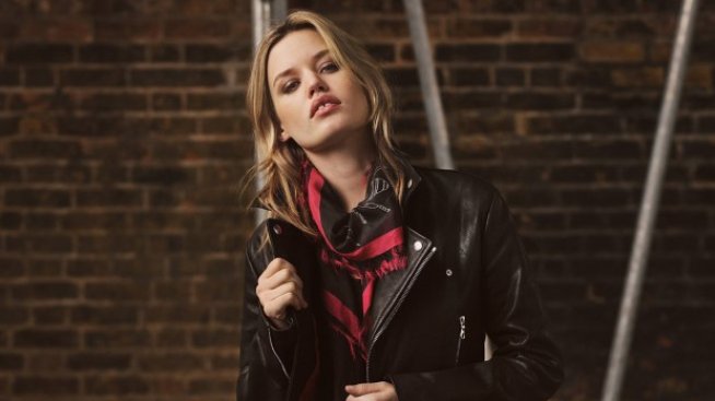 Джорджия Мей Джагър и съвършеното кожено яке