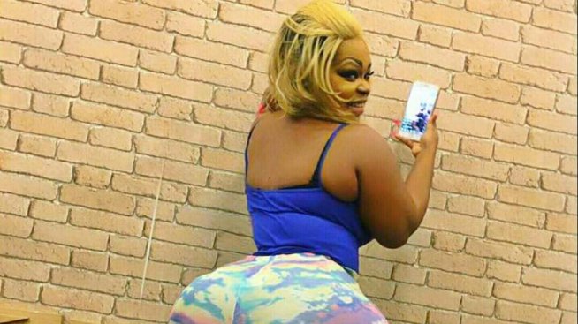 Гордост: Обиколка на дупе от 150 см отвя формите на Ким