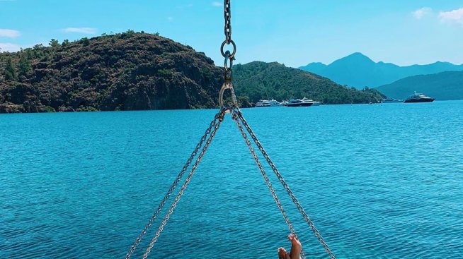 Николета Лозанова събира тен в Турция