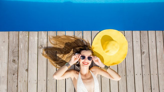 Почивка на басейн – погрижете се за косата