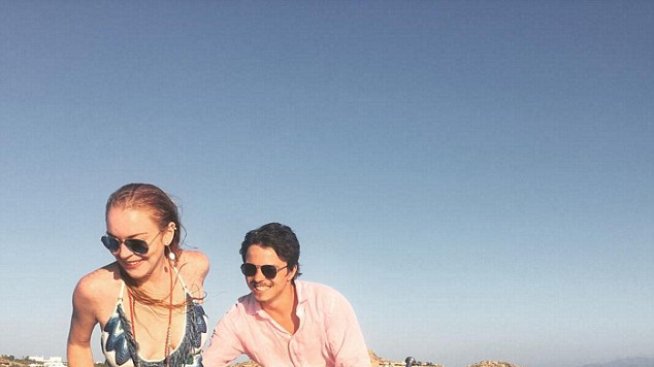 Линдзи Лоън заляга над учебниците по руски