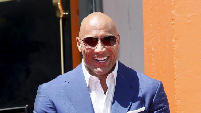 Скалата и Зак Ефрон се борят с лошите в „Спасители на плажа“ (ВИДЕО)