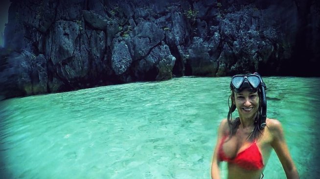 Алекс Раева плува сред акули