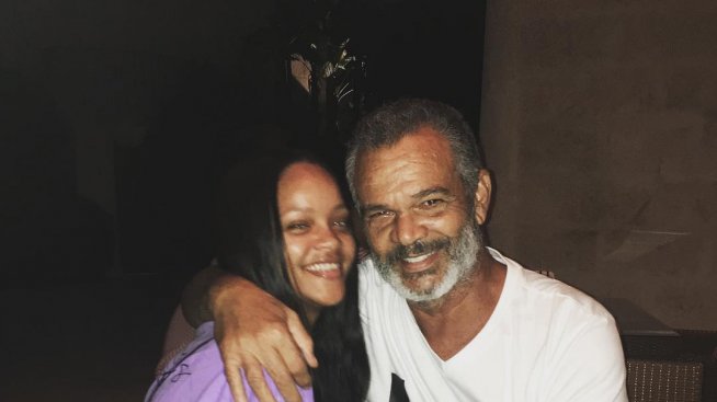 Бащата на Риана я разочарова, тя го съди