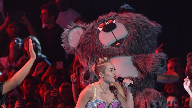 Звездите се дегизират за Хелоуин като Майли Сайръс