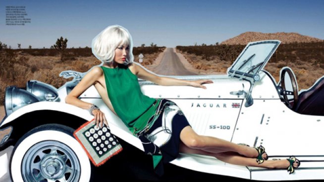 Секси жена и ретро кола