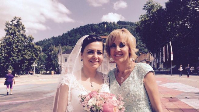 Мая Манолова показа снимки от сватбата на дъщеря си